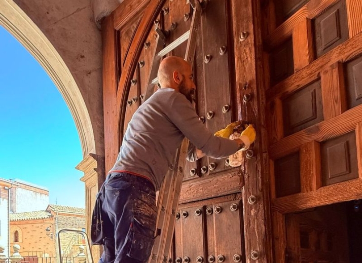 Las puertas por las que entró Santa Teresa recuperan su esplendor original | Imagen 1