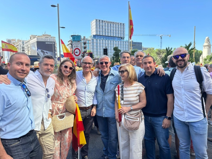 Amplia representaci&oacute;n salmantina en la multitudinaria manifestaci&oacute;n contra el Gobierno de Pedro S&aacute;nchez | Imagen 1
