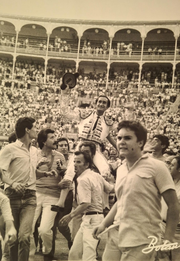 Habla la familia de Julio Robles, el hombre detr&aacute;s de la figura del toreo: "Fue para nosotras el padre que nunca tuvimos" | Imagen 3