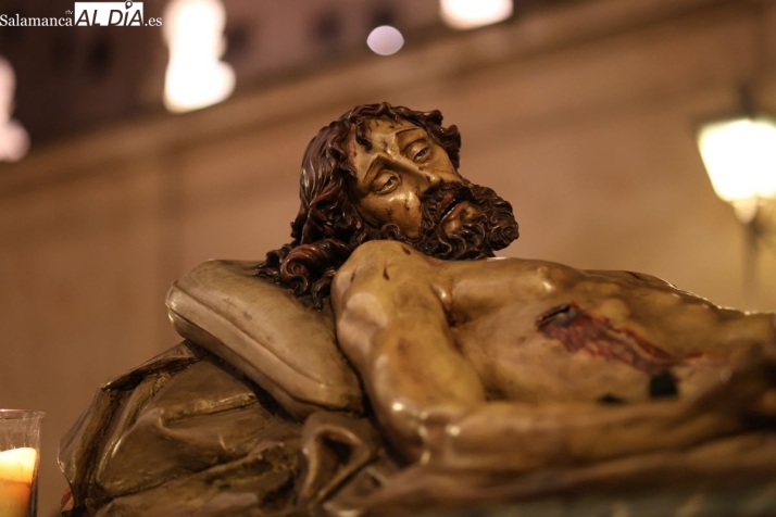 Sobrecogedor silencio al paso del Cristo de la Liberación | FOTOS: David Sañudo 