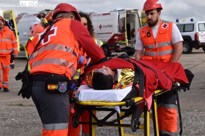 V&Iacute;DEO Y FOTOS | As&iacute; se act&uacute;a ante un accidente a&eacute;reo en Salamanca: Matac&aacute;n acoge este espectacular simulacro   | Imagen 2