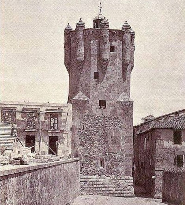 &iquest;Notas algo distinto en esta famosa torre de Salamanca? | Imagen 1