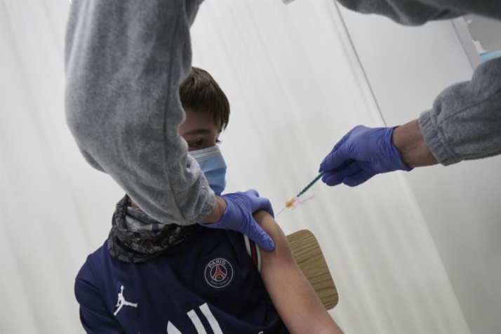 Un niño es vacunado en el centro de vacunación pediátrica en Pamplona, Navarra (España). - Eduardo Sanz - Europa Press