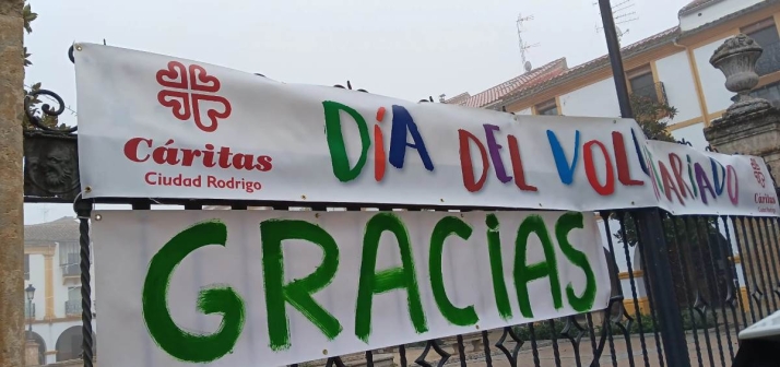 C&aacute;ritas da un a&ntilde;o m&aacute;s las gracias a los voluntarios con una pancarta en la Plazuela del Buen Alcalde | Imagen 1