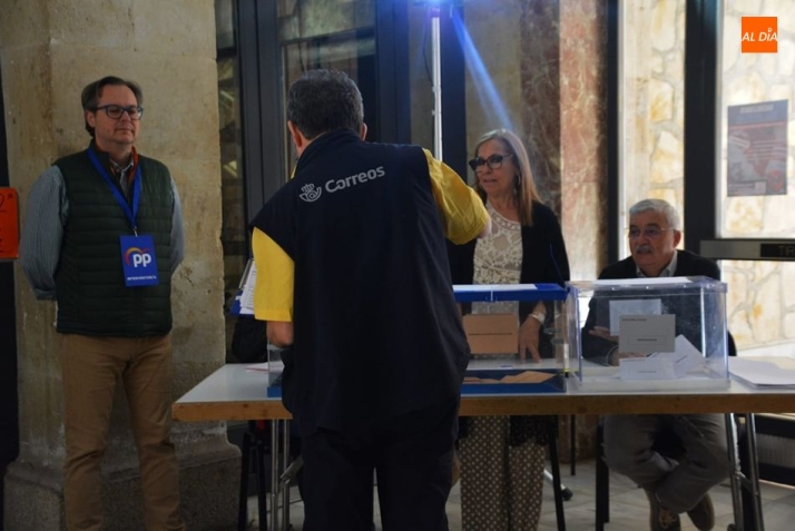 Un empleado de Correos entrega votos en una mesa electoral - Archivo