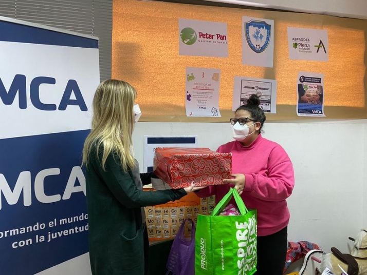 Foto 2 - YMCA realiza su anual entrega de regalos y juguetes 